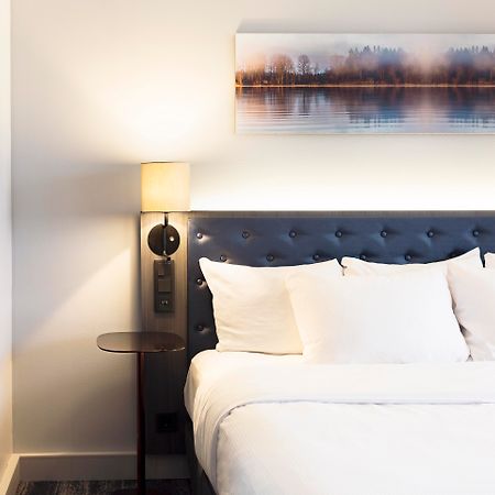 Hilton Helsinki Strand Buitenkant foto A bedroom at the hotel