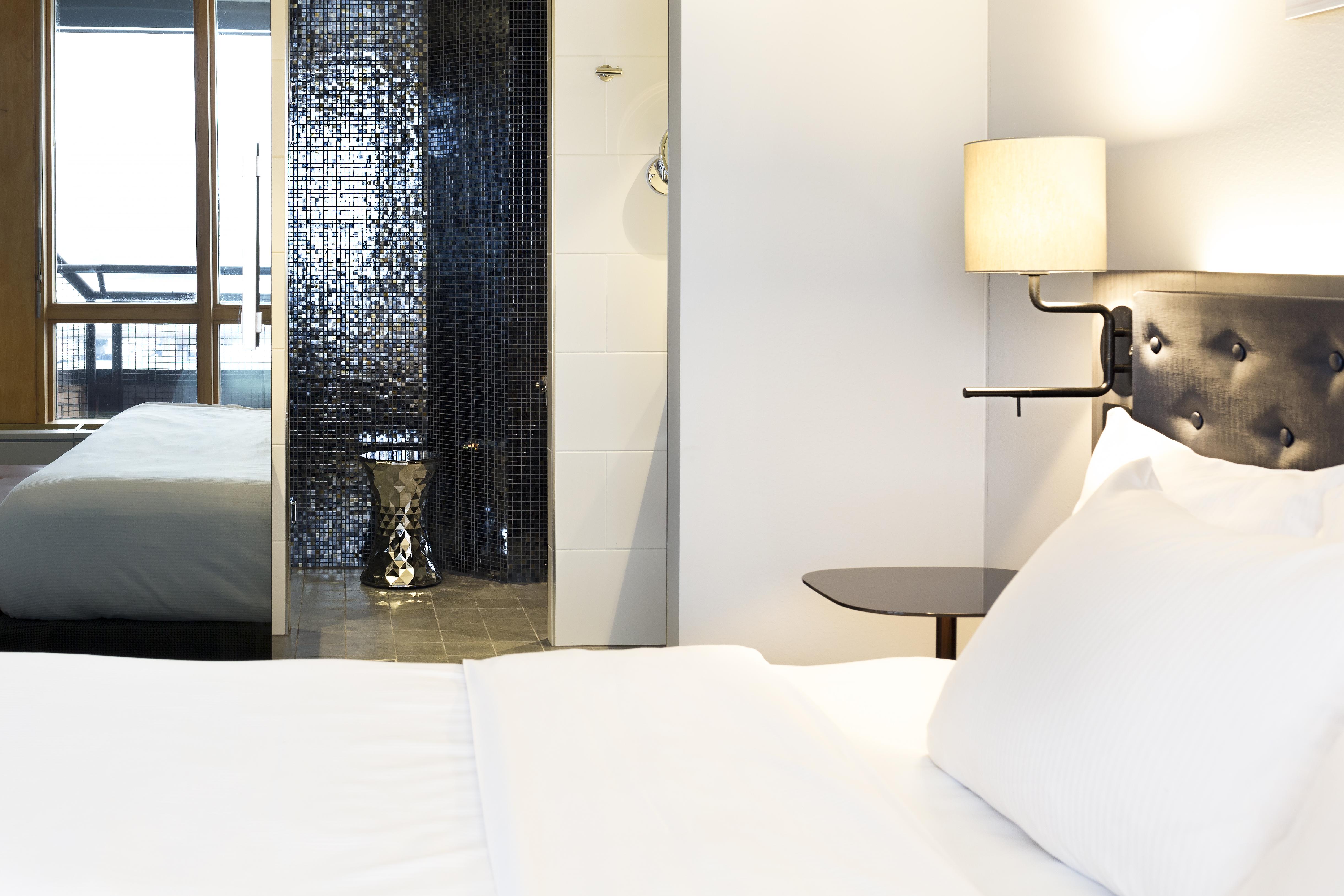 Hilton Helsinki Strand Buitenkant foto A room at the hotel