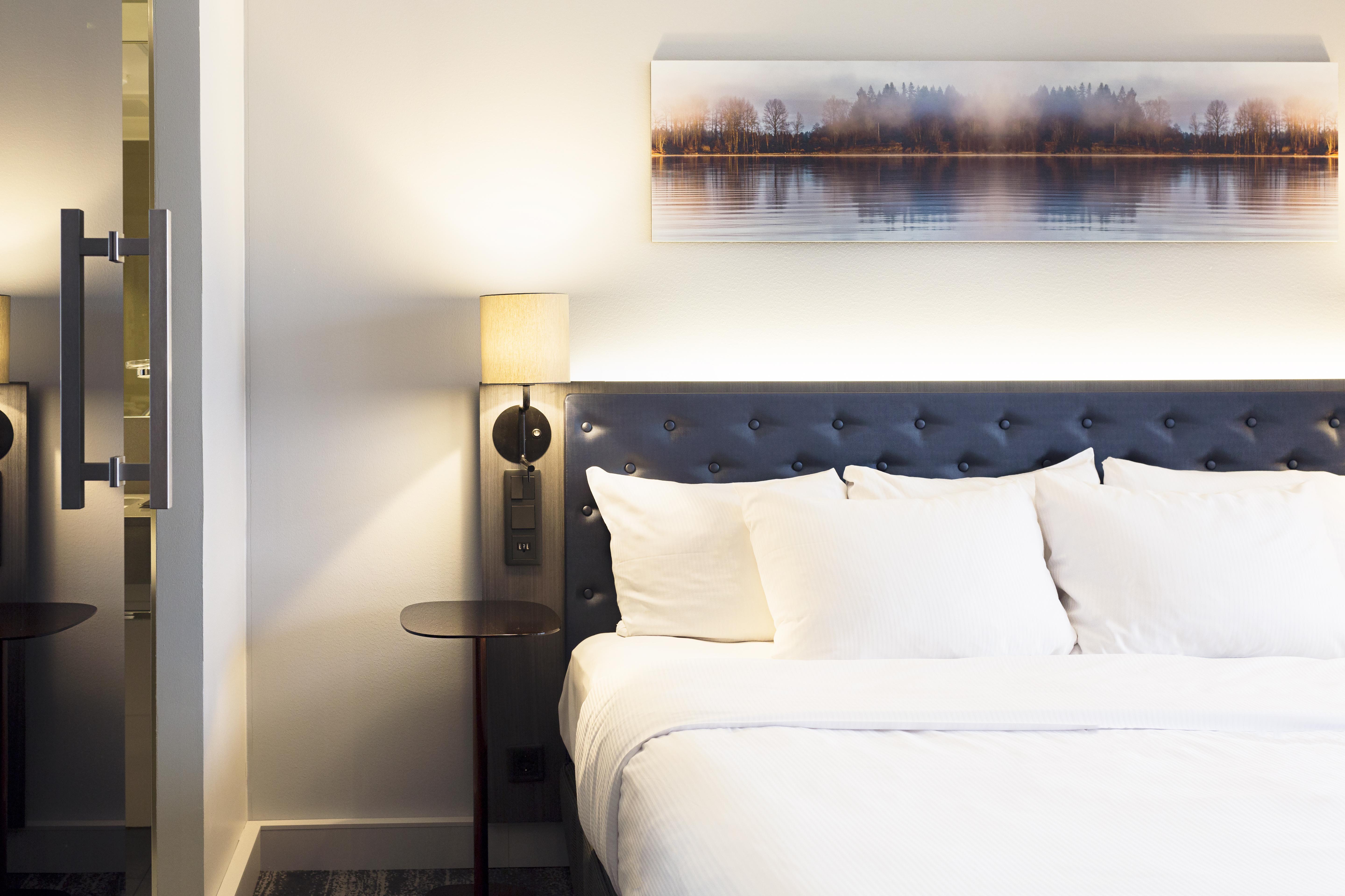 Hilton Helsinki Strand Buitenkant foto A bedroom at the hotel