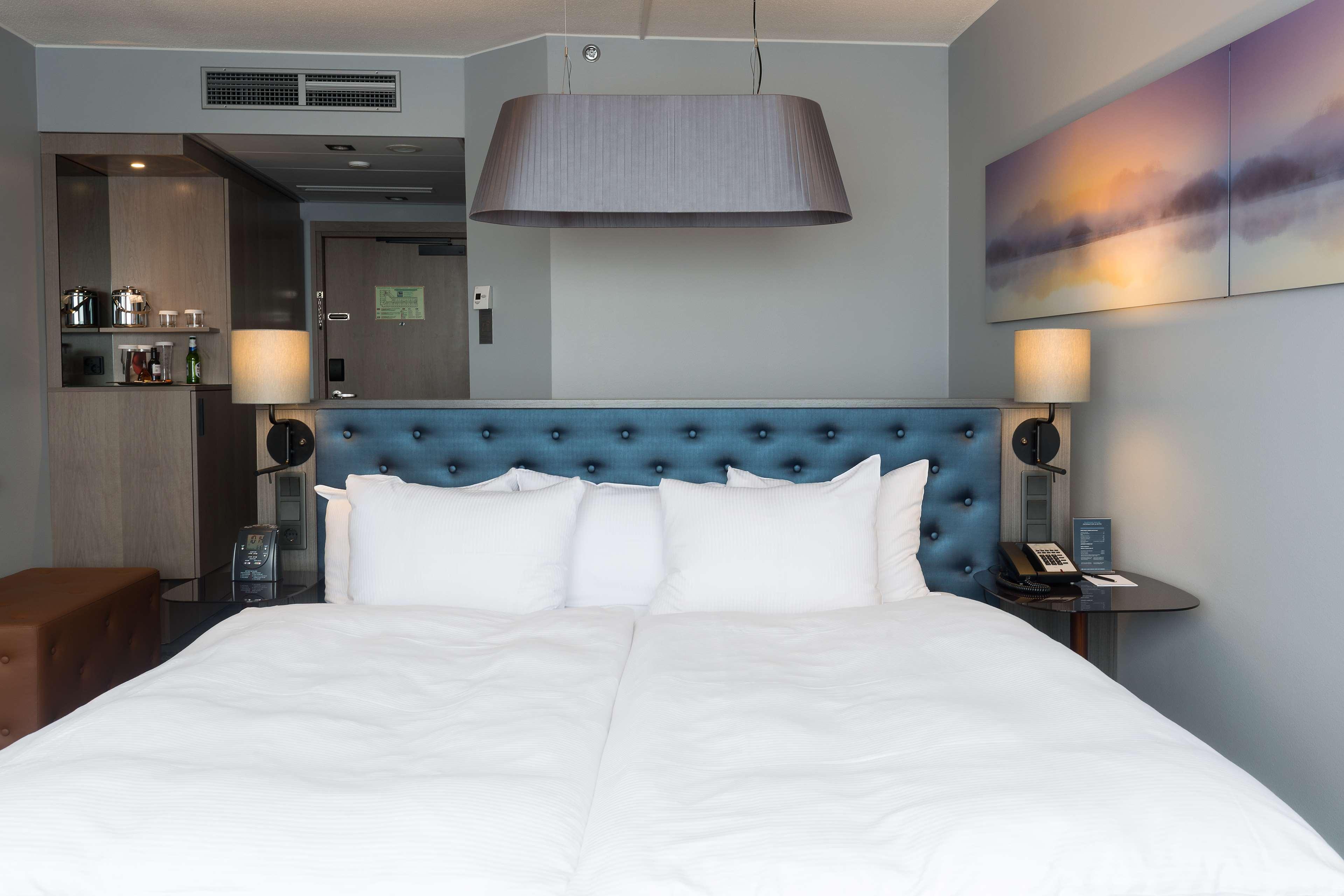 Hilton Helsinki Strand Buitenkant foto A room at the hotel