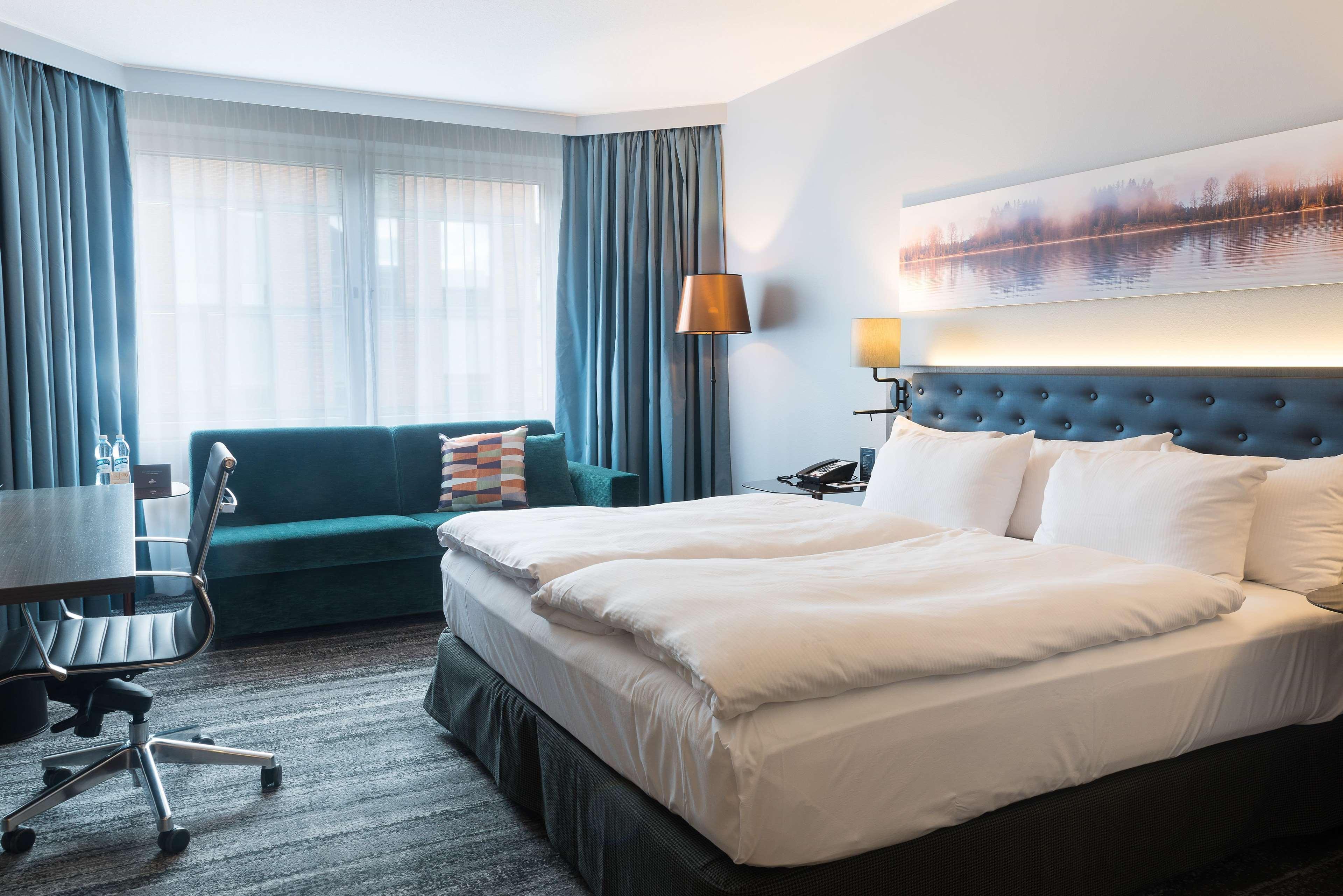 Hilton Helsinki Strand Buitenkant foto A room at the hotel