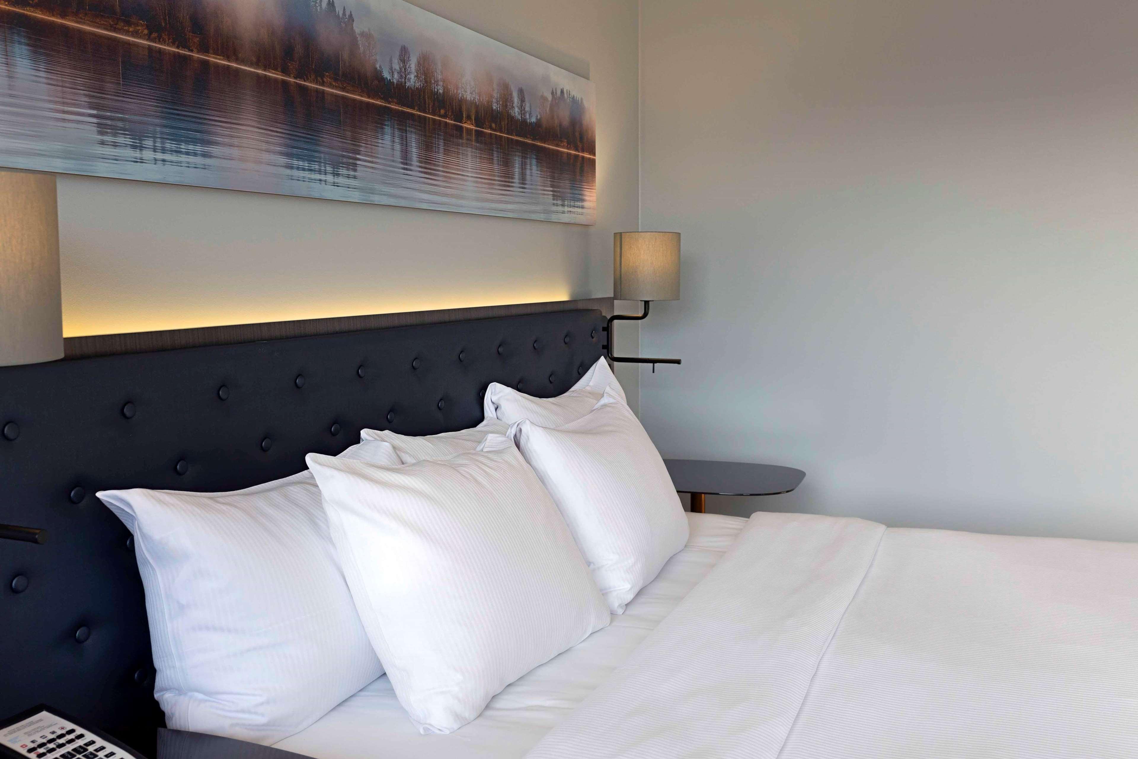 Hilton Helsinki Strand Buitenkant foto A bed with three pillows