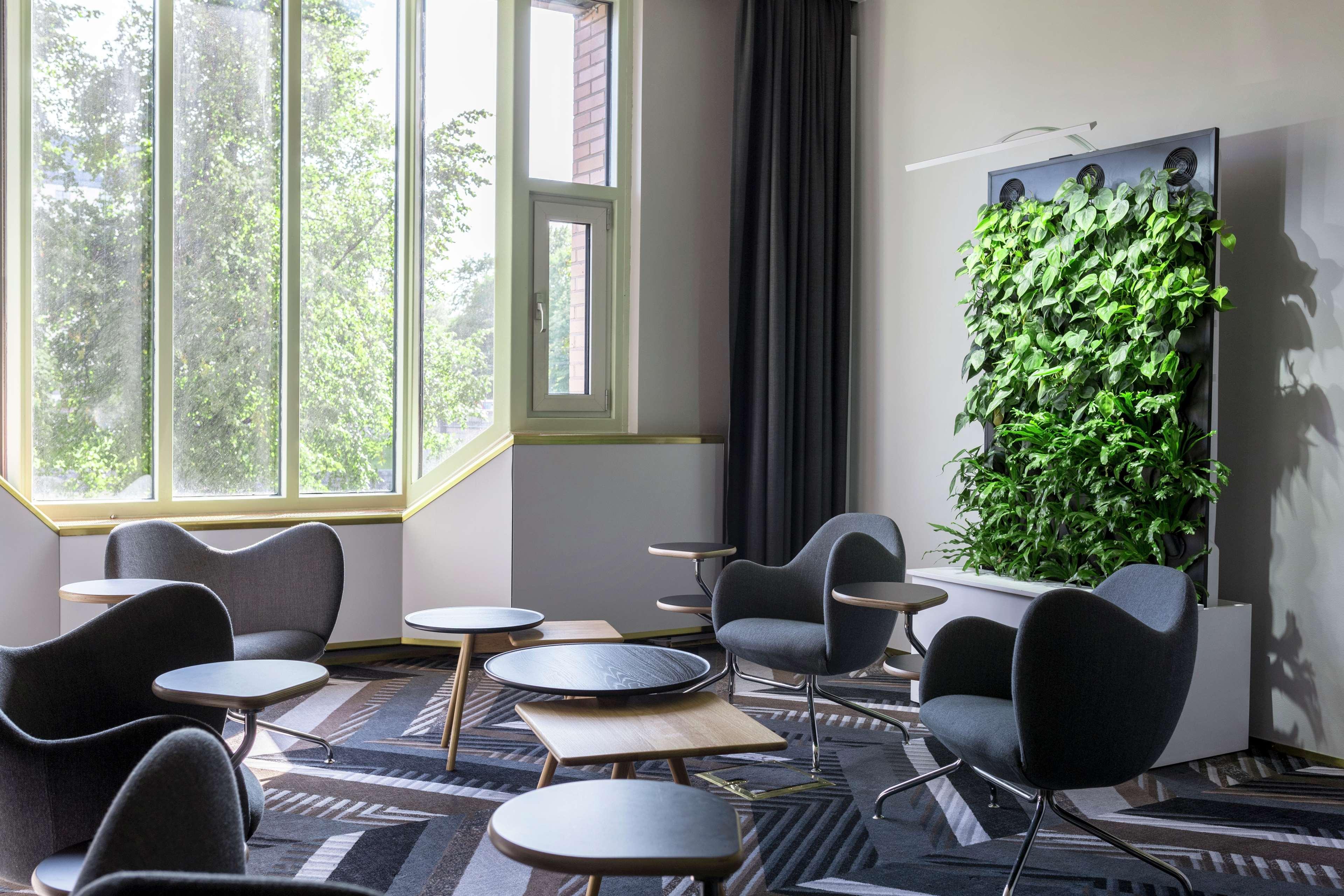Hilton Helsinki Strand Buitenkant foto Green wall in a hotel
