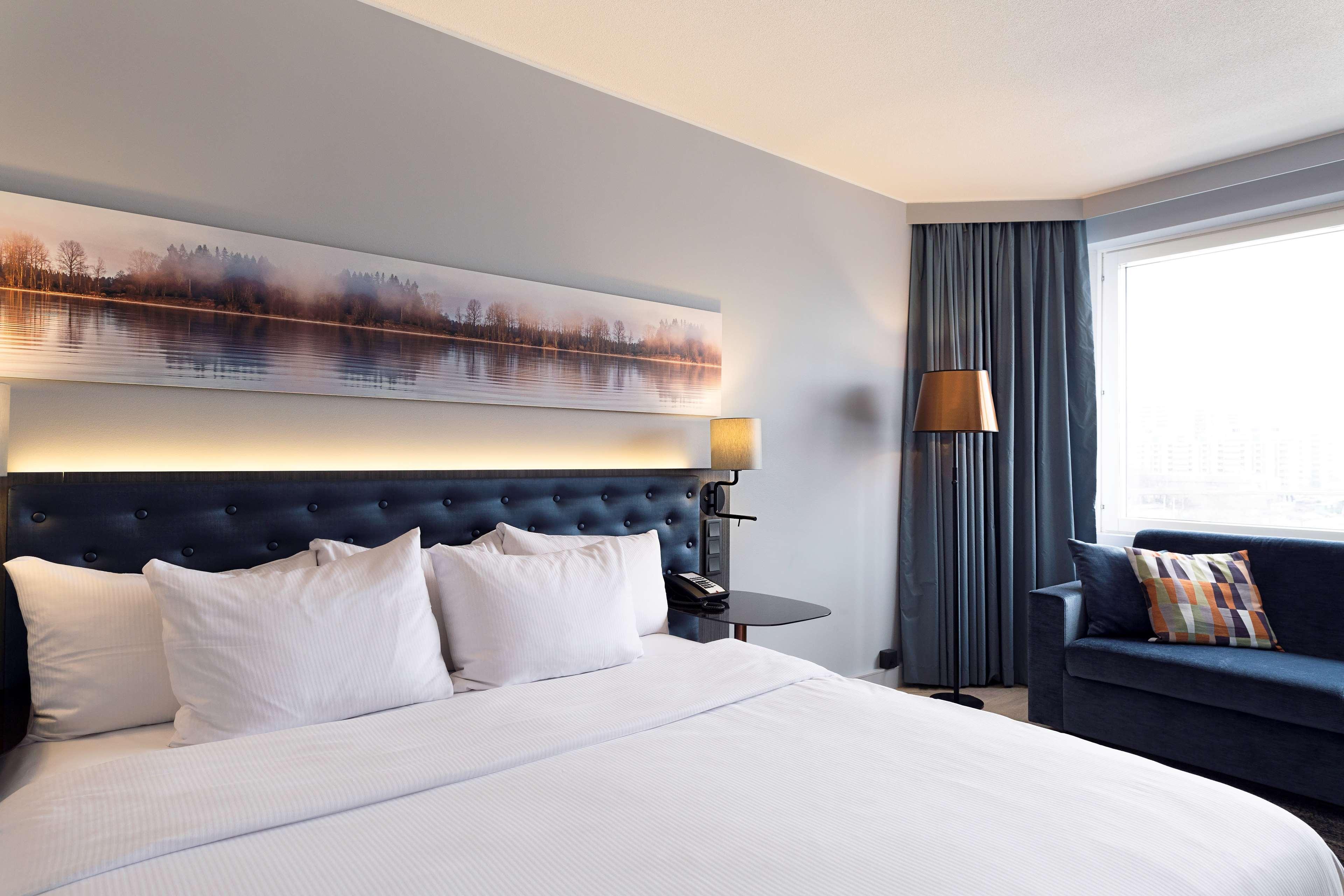Hilton Helsinki Strand Buitenkant foto A guest room at the Hotel