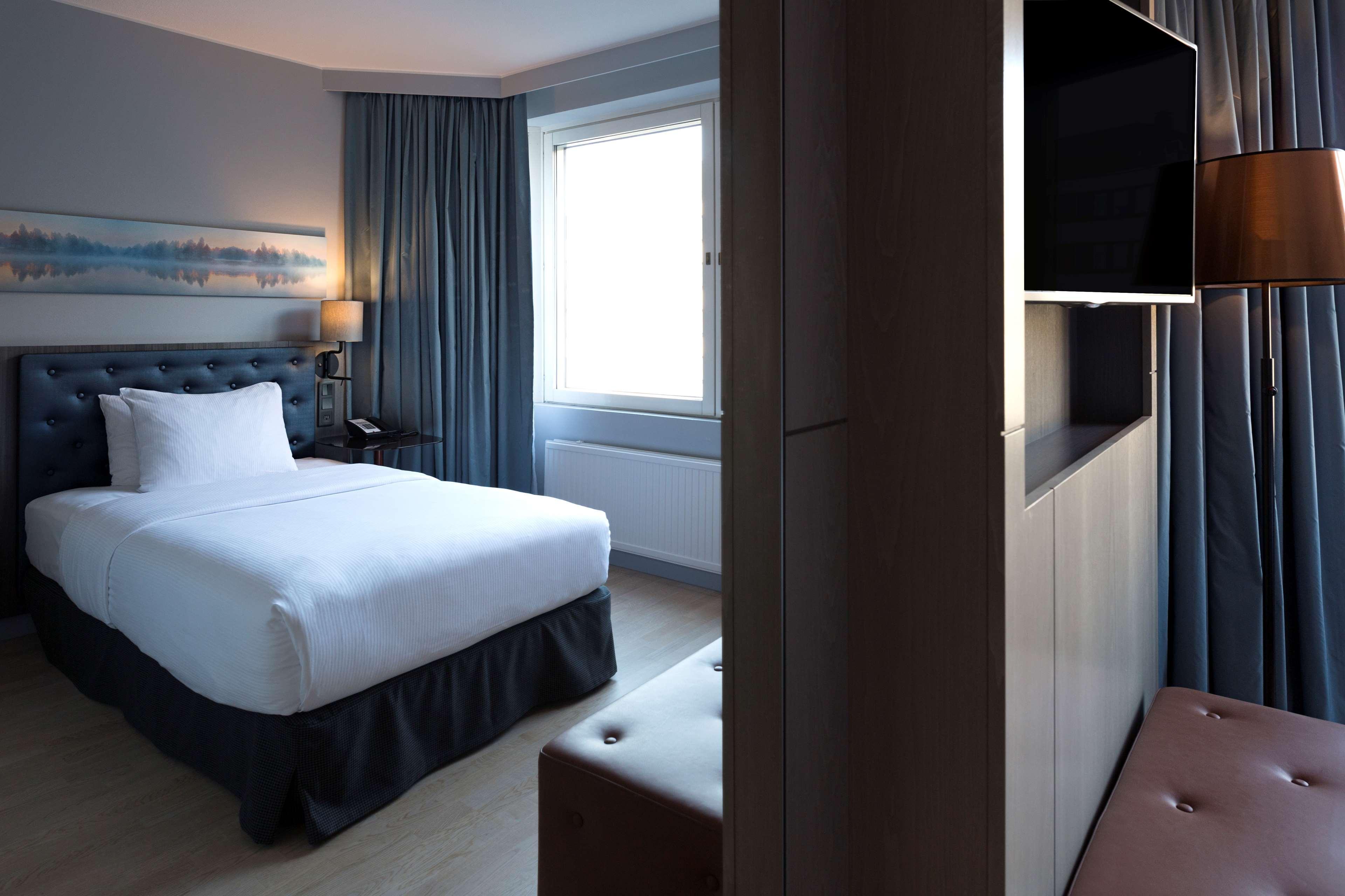 Hilton Helsinki Strand Buitenkant foto A room at the hotel
