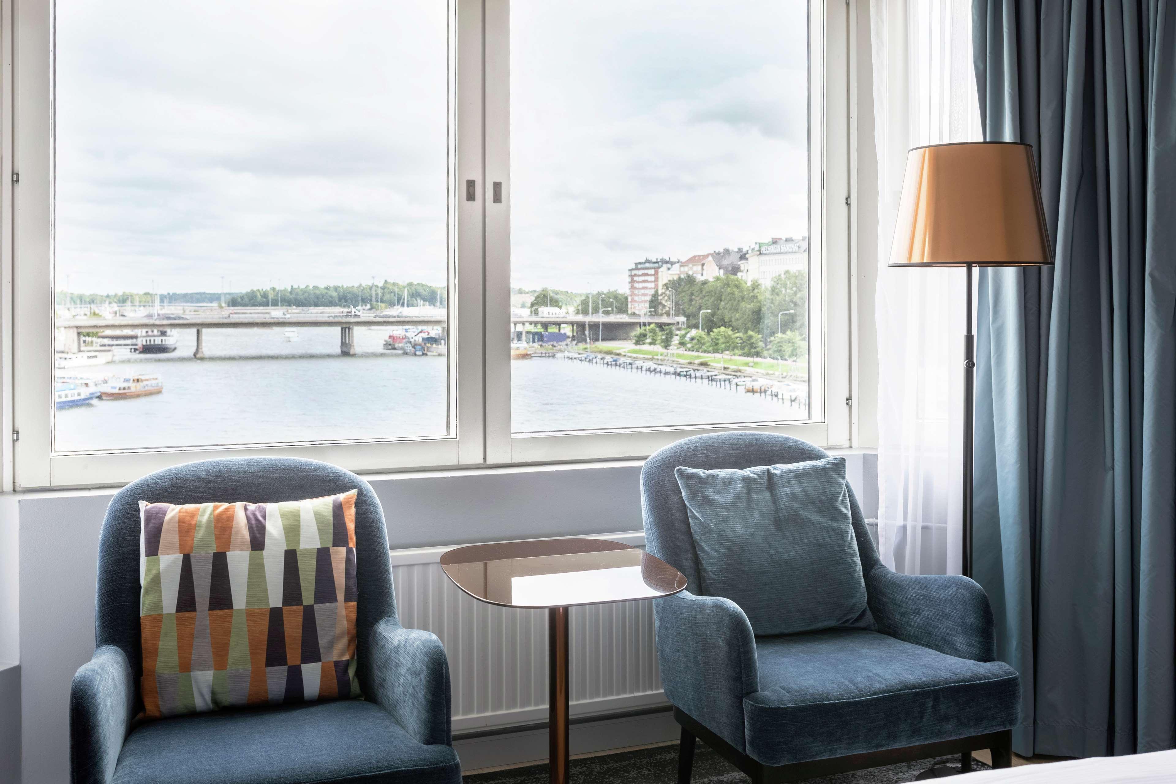 Hilton Helsinki Strand Buitenkant foto A room at the hotel