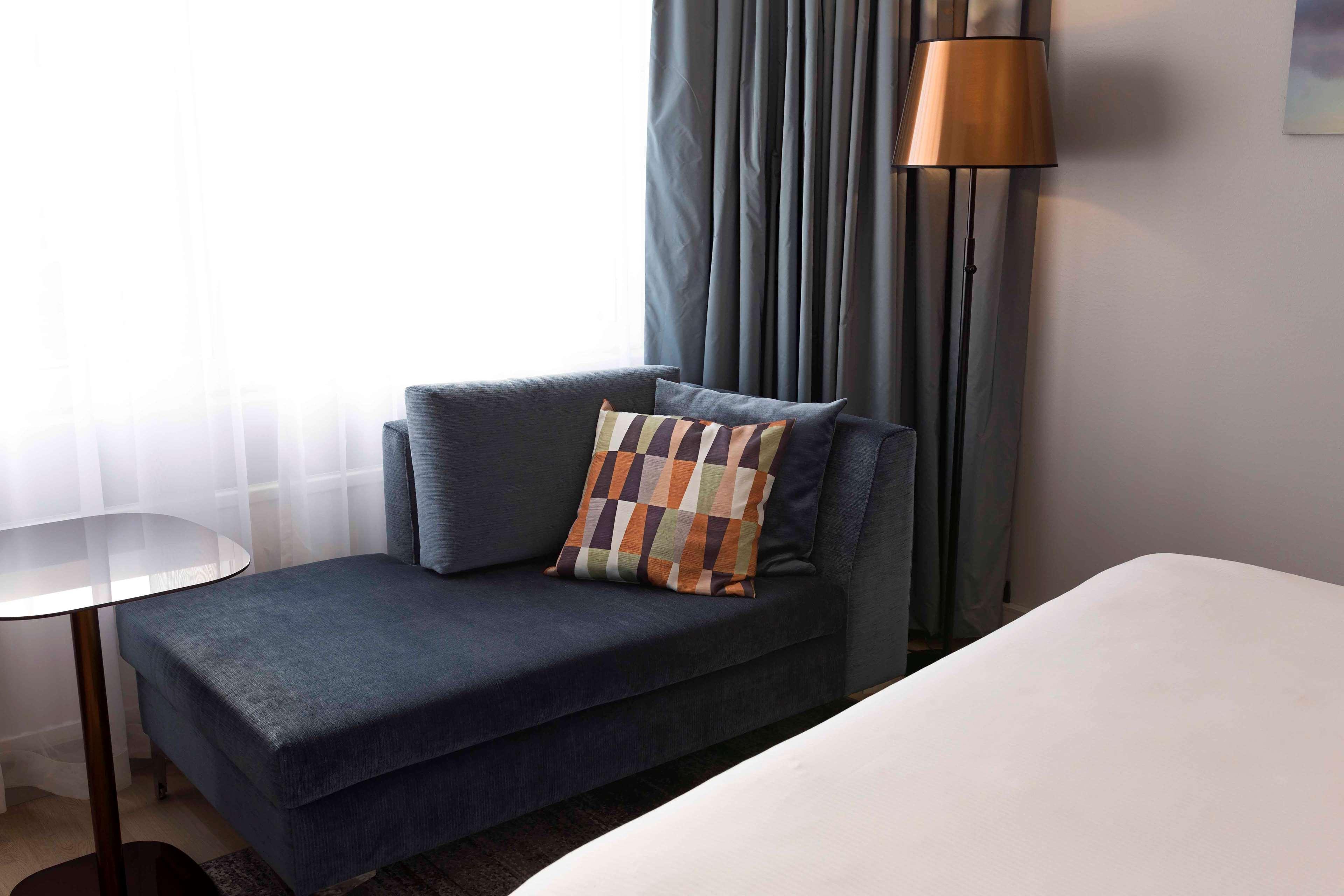 Hilton Helsinki Strand Buitenkant foto A sofa bed
