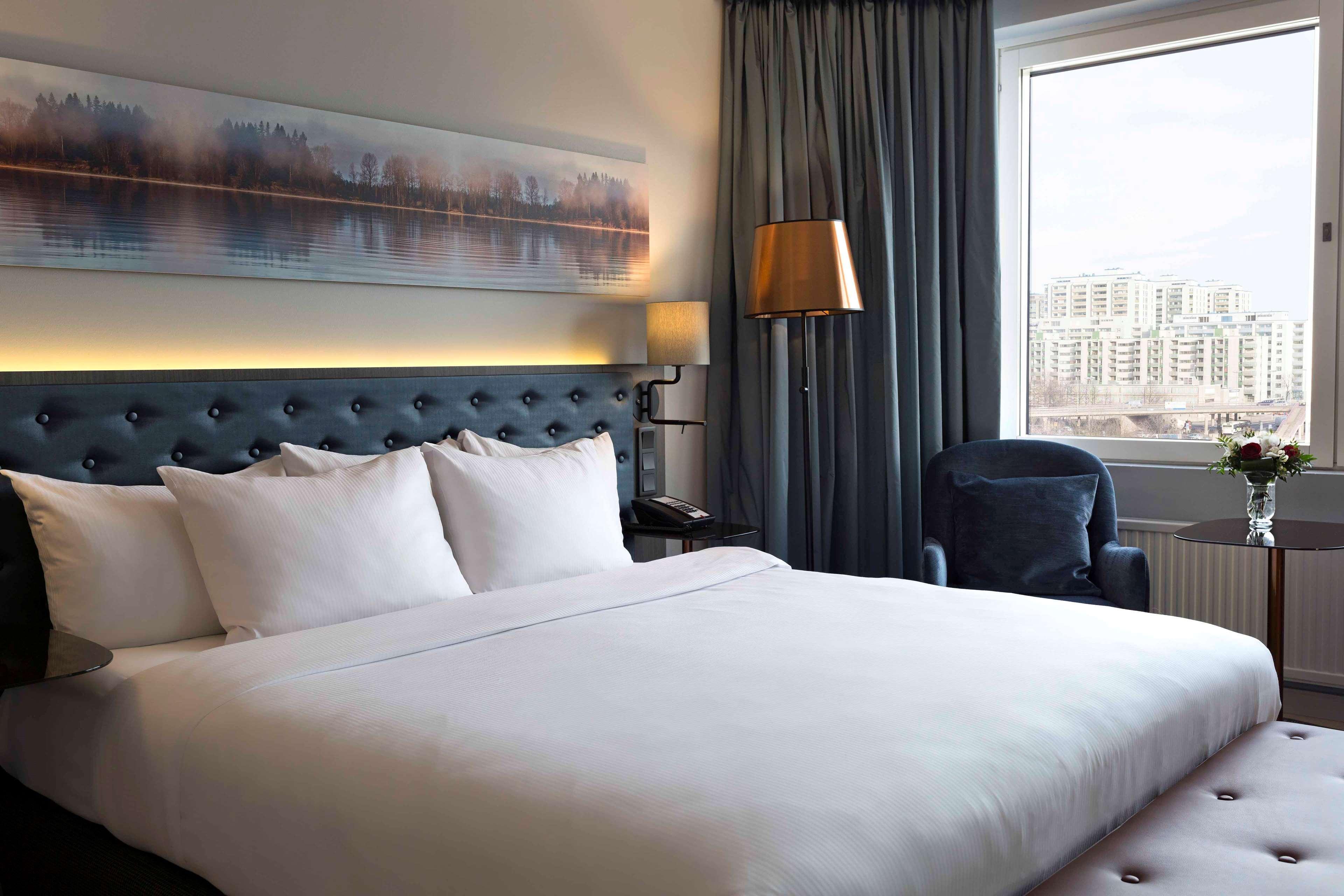 Hilton Helsinki Strand Buitenkant foto A room at the hotel