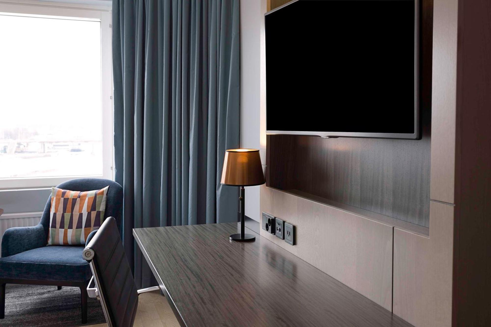 Hilton Helsinki Strand Buitenkant foto A television in a hotel room