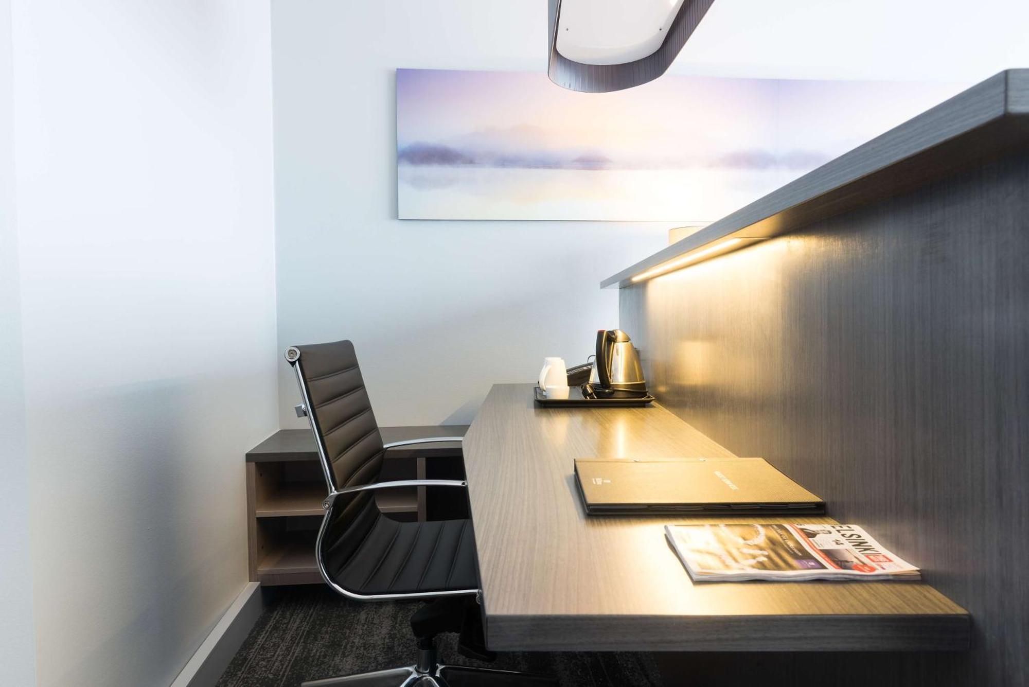 Hilton Helsinki Strand Buitenkant foto A work desk in a hotel room
