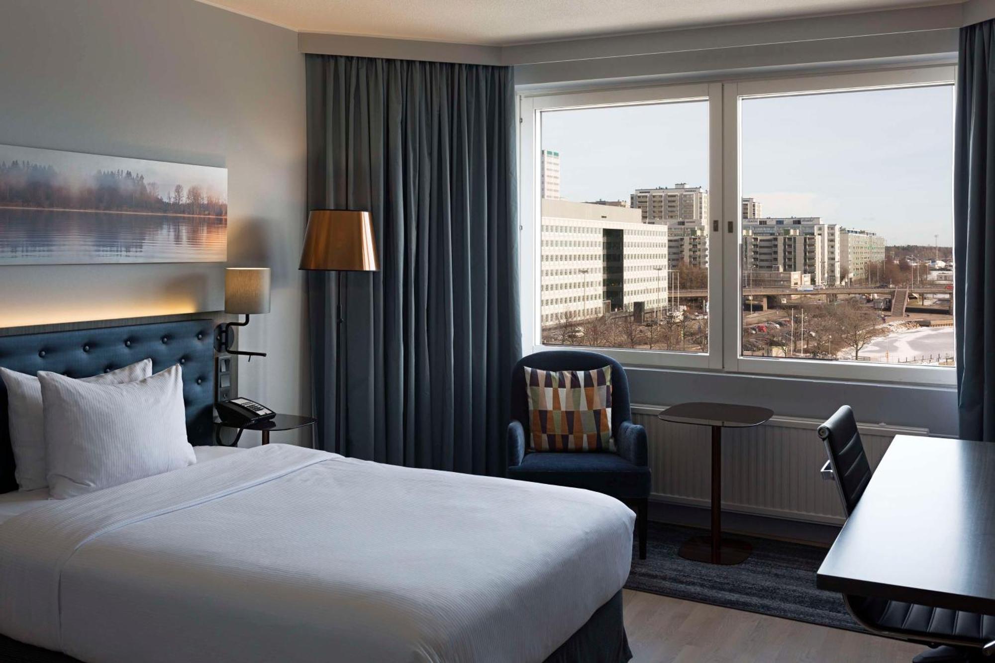 Hilton Helsinki Strand Buitenkant foto A room at the hotel