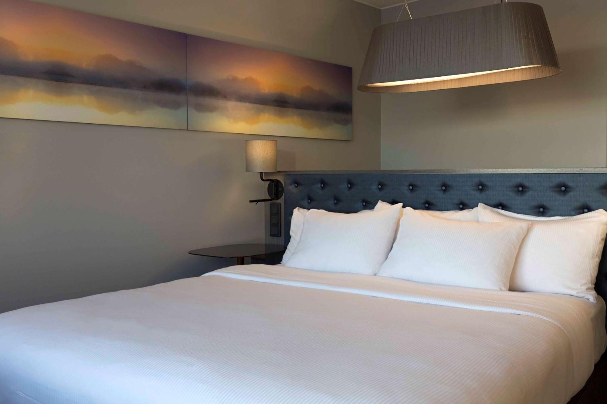 Hilton Helsinki Strand Buitenkant foto A bedroom at the hotel