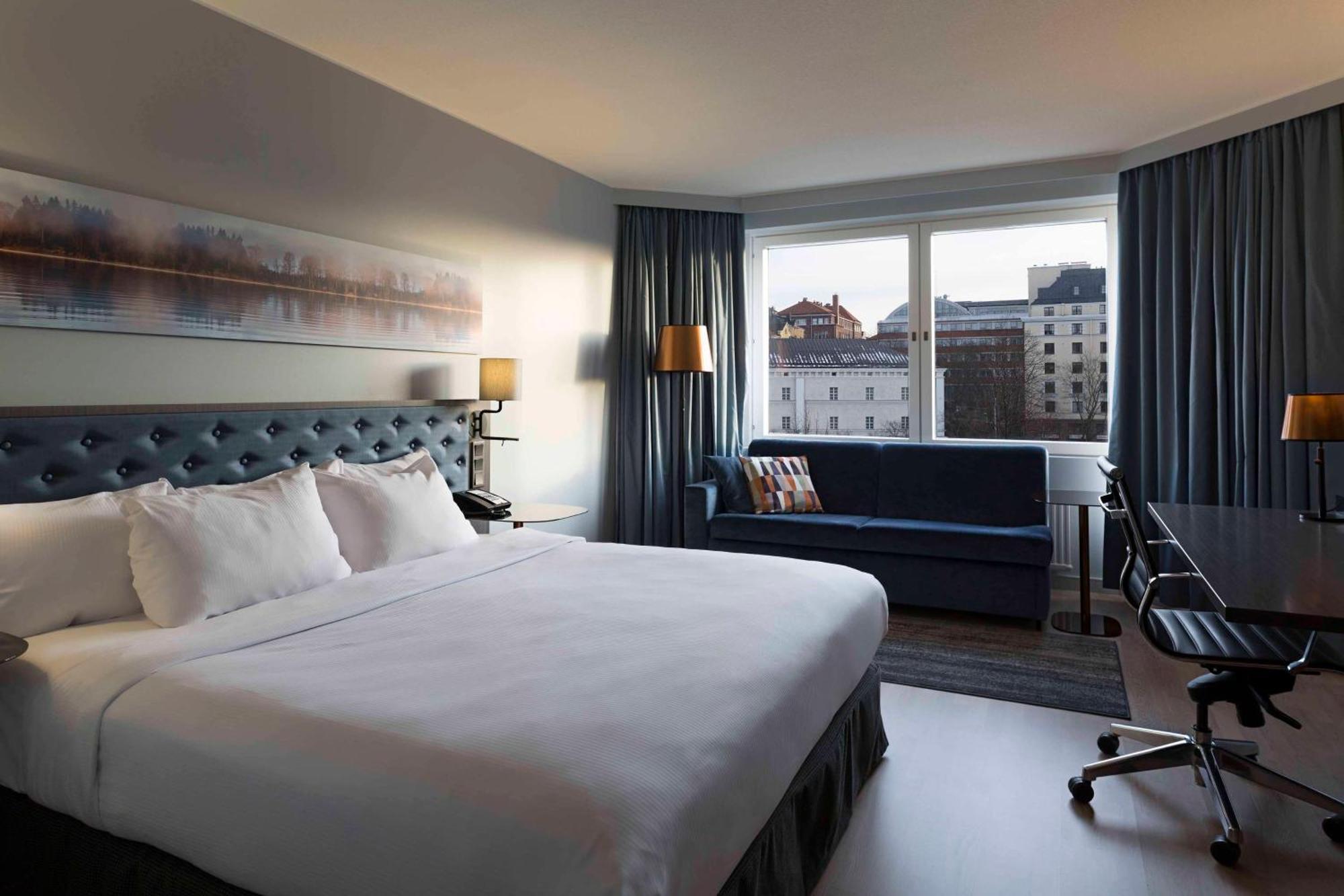 Hilton Helsinki Strand Buitenkant foto A room at the hotel