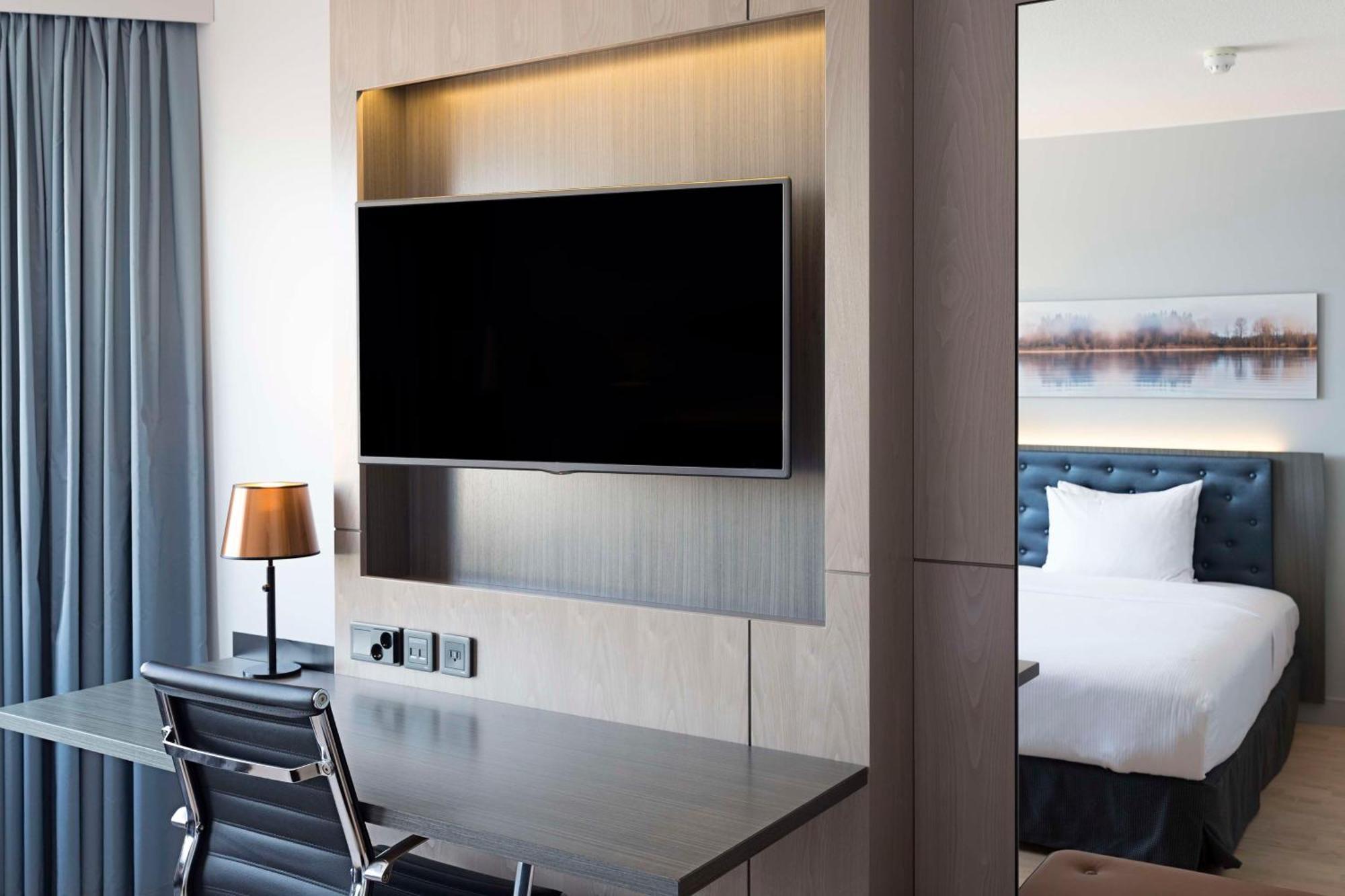 Hilton Helsinki Strand Buitenkant foto A television in a hotel room