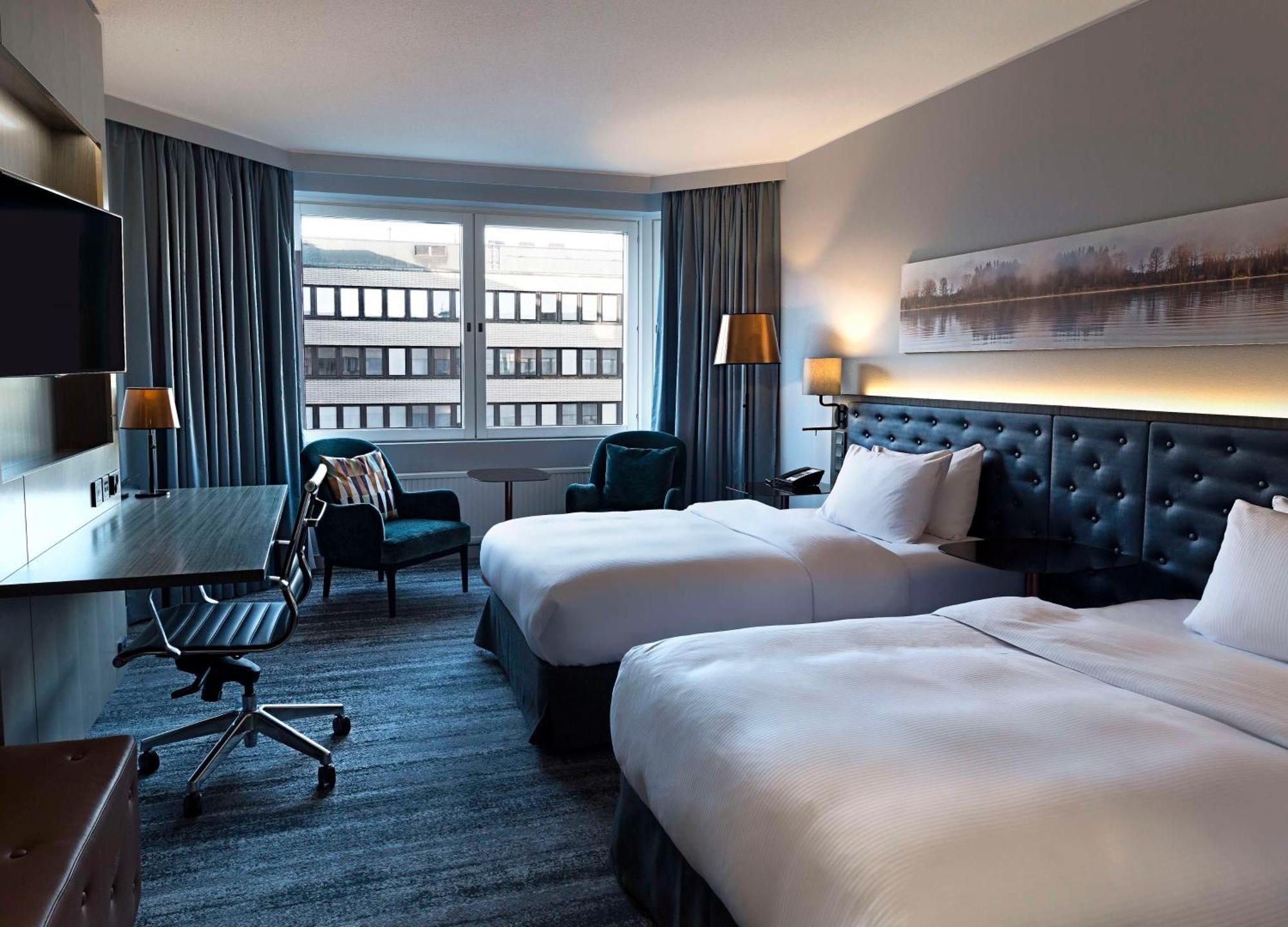 Hilton Helsinki Strand Buitenkant foto A room at the hotel
