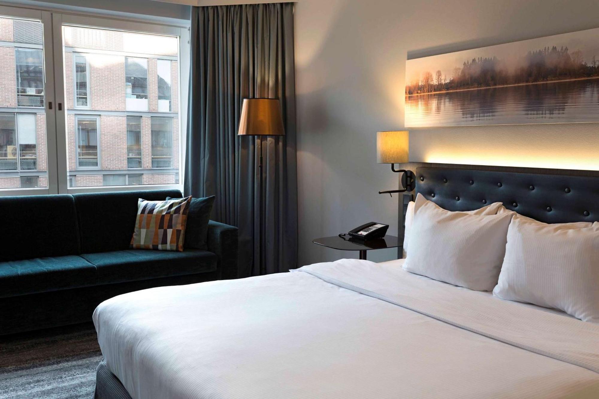 Hilton Helsinki Strand Buitenkant foto A room at the hotel