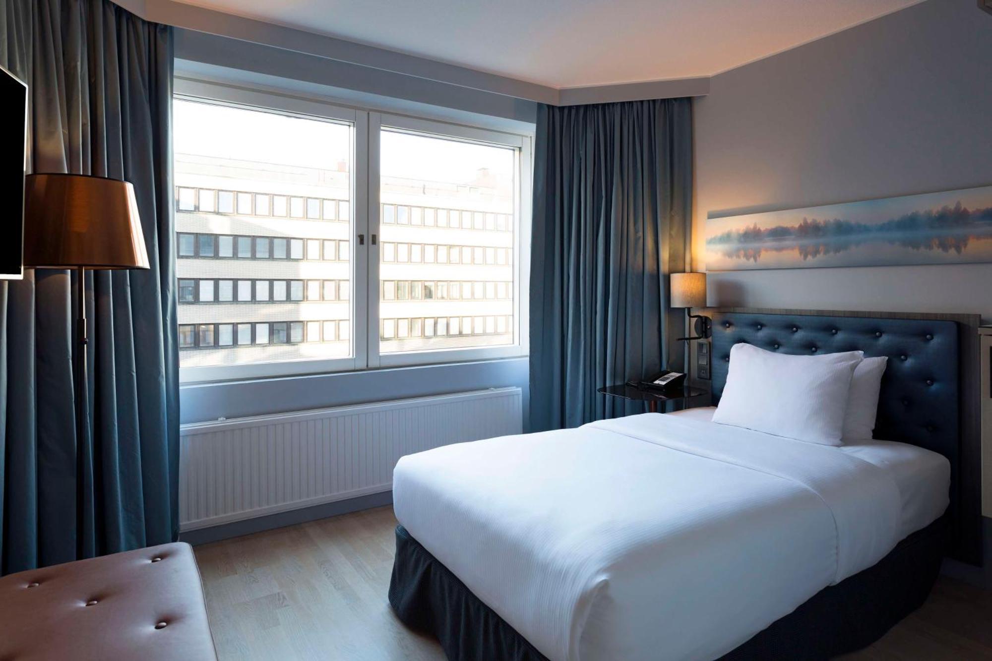 Hilton Helsinki Strand Buitenkant foto A room at the hotel
