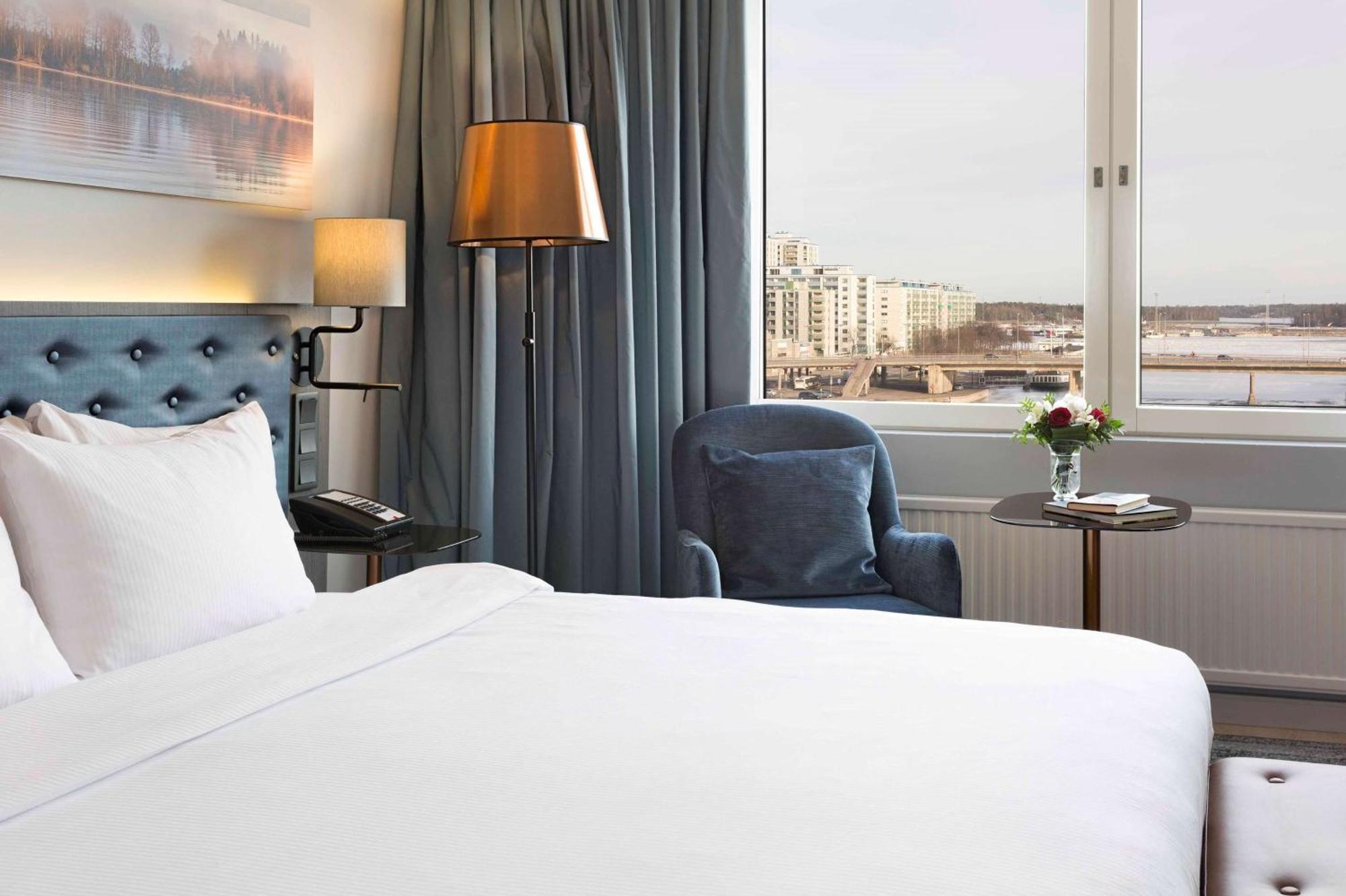 Hilton Helsinki Strand Buitenkant foto A room at the hotel